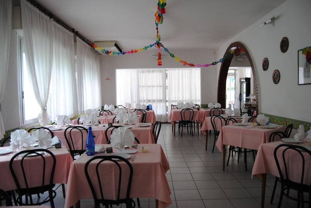 Hotel Trevi Cesenatico Luaran gambar