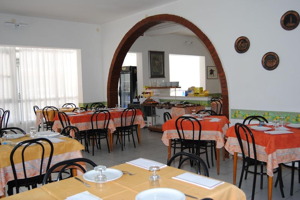 Hotel Trevi Cesenatico Luaran gambar