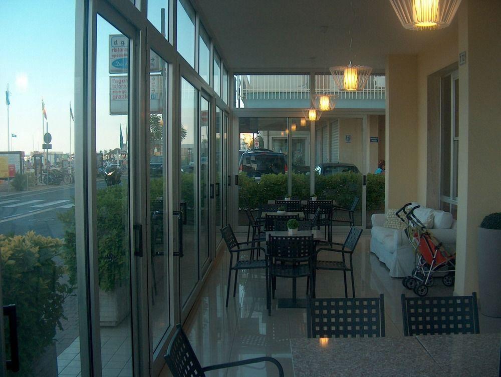 Hotel Trevi Cesenatico Luaran gambar